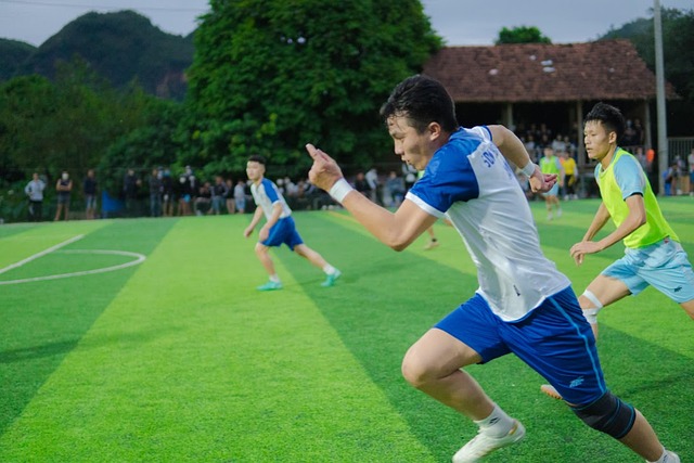 长春亚泰降级后换帅，新任主帅阎峰资历不足，俱乐部因成本考量选择本土球员，试图重建中超之路。