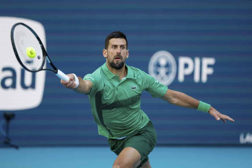 谢娜第一次下场打高尔夫获老公陪伴，甜喊张杰“老张”羡煞旁人